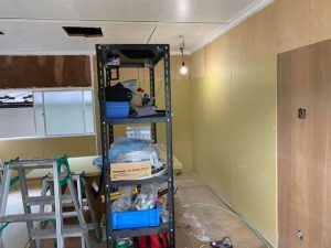 一階倉庫を応接スペースに改造中。