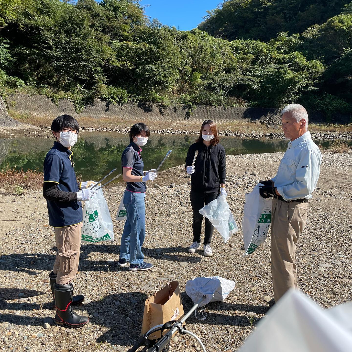 今日はスタッフみんなで名取川の清掃活動を行いました！